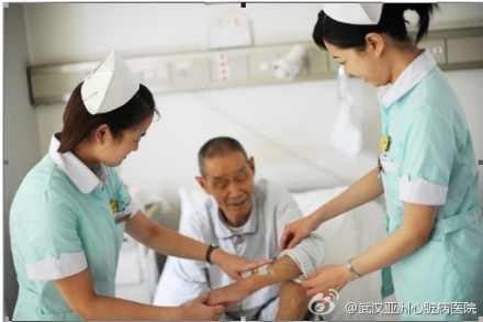 南丁格尔说过：“护理本身就是一门极精细的艺术”。既然是艺术，就要追求完美。亚心医院的护士们在护理服务中让患者及家属放心、安心、顺心、舒心，力求做到优秀。 你们是病房中极可爱的人~！