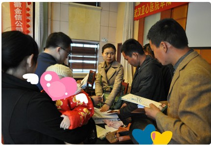 今天下午2:30，筛查活动在阜阳市中医院继续进行，为让更多贫困先心患儿得到救助，工作人员当场为孩子们办理@爱佑慈善基金会 、彩虹桥基金会的救助申请