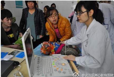 昨天，在阜南县中医院，亚心医院联合@爱佑慈善基金会 、彩虹桥基金会 继续为当地百姓进行义诊筛查。