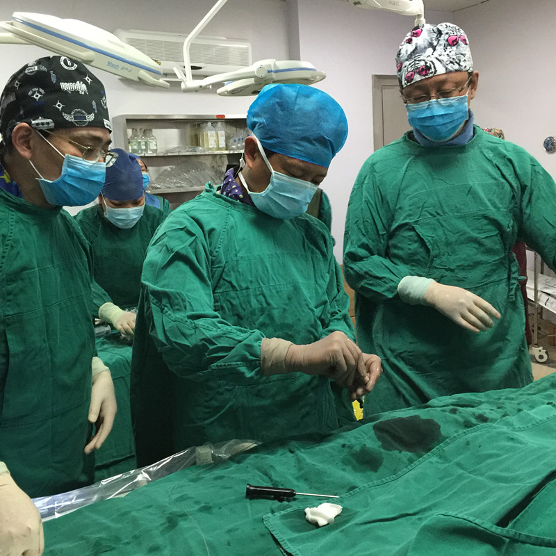 医院与北京阜外医院专家共同完成湖北省首例经导管主动脉瓣置入手术