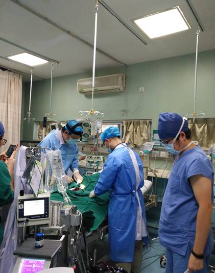 医护团队在给江波安装ECMO
