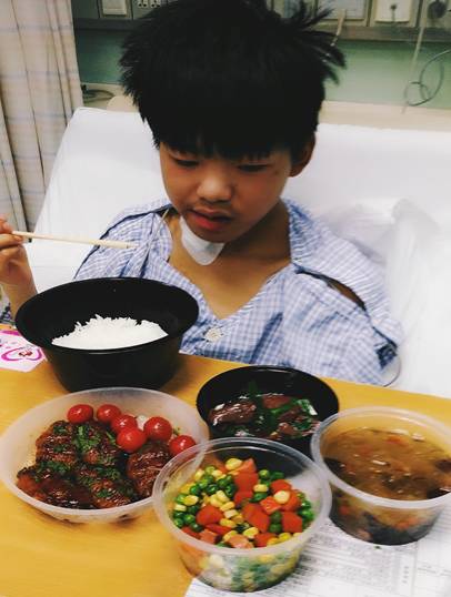 管床护士孟艳飞在给江波做的营养餐
