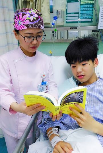 管床护士孟艳飞陪江波看书