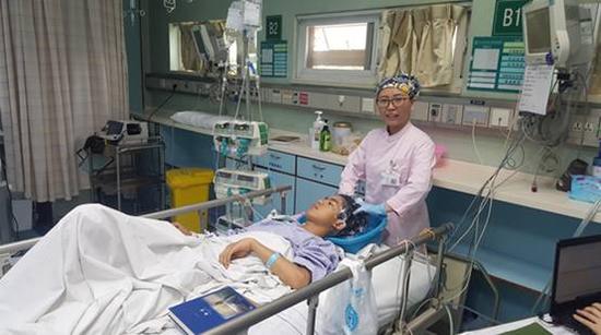 管床护士孟艳飞在给江波洗头发