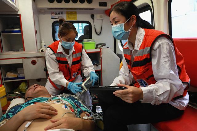 120急救医生素颜堪比宋慧乔：见过生死 珍惜幸福