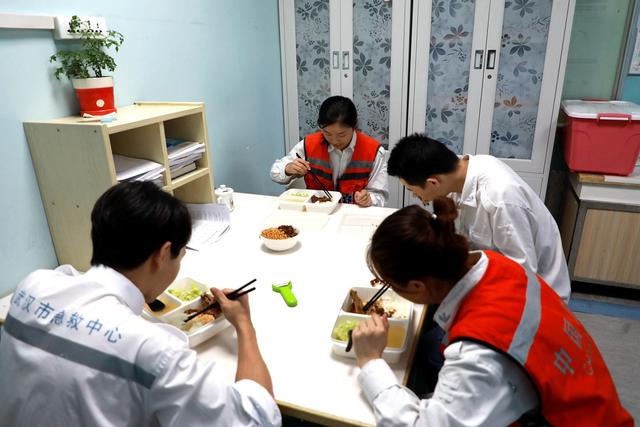 120急救医生素颜堪比宋慧乔：见过生死 珍惜幸福
