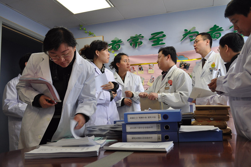 专家组在检查检验科相关材料