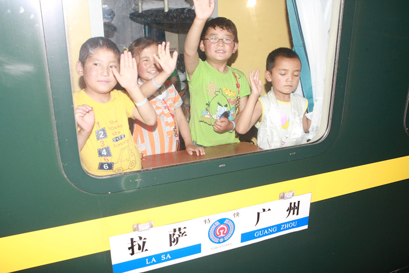 西藏孩子们登上回西藏的火车，和大家挥手告别